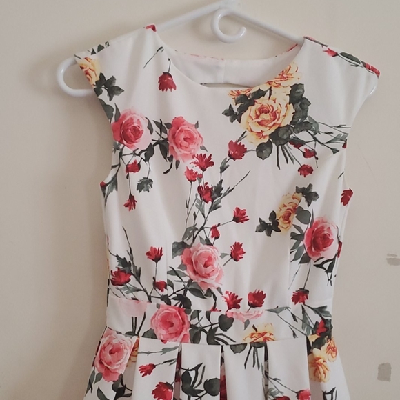 Dress - Picture 4 of 4